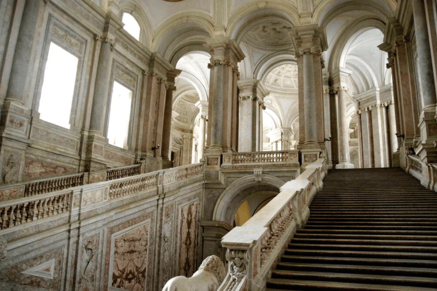 Scalone d’onore Reggia di Caserta/Author: www.reggiadicaserta.cultura.gov.it